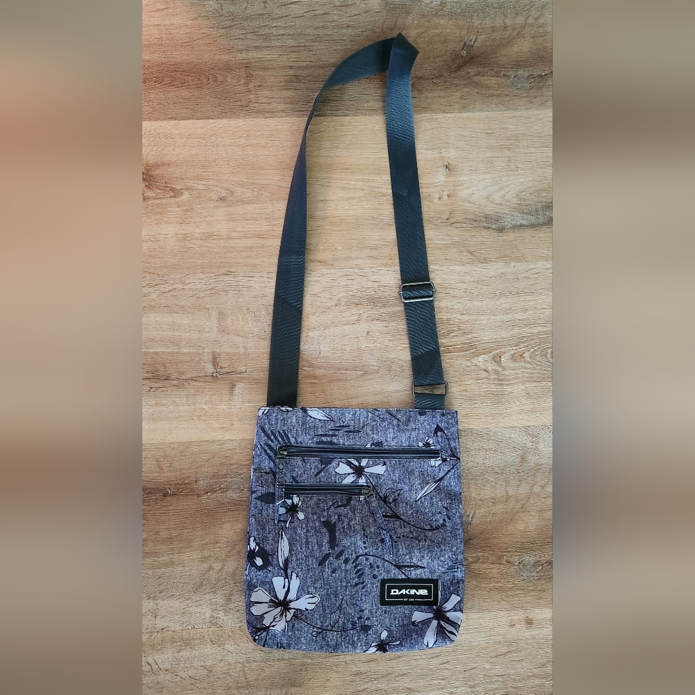 Dakine crossbody purse